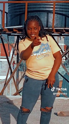 Casual Outdoor Style with Graphic Yellow T-Shirt