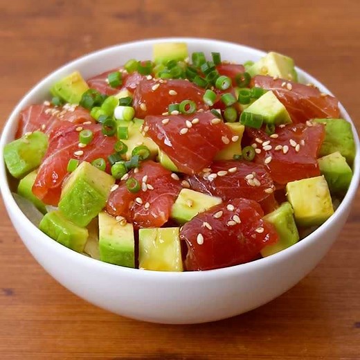 自宅で簡単ハワイ風！マグロとアボカドのポキ丼レシピ | デリッシュキッチン