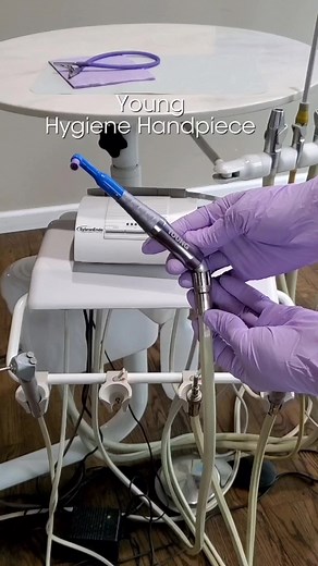 The Young Hygiene Handpiece offers a reverse radius silhouette. This is the contour shape you will notice in the middle of this handpiece. This silhouette allows for a comfortable contour to fit in your hand as you're polishing the patient! It is an additional added ergonomic benefit of this corded handpiece to help your hands during a long day of polishing! It is all in the detail.💙🏆💙 #youngdental #hygienehandpiece #younghandpiece #prophy #prophylaxis #rdh #dentalhygiene #dentalhygienist #de