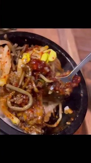 食べたくなる石焼ビビンバの焼ける音とチョル麺#shorts