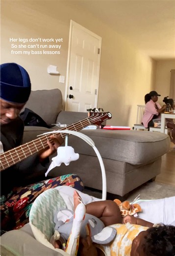 Bass Lessons 👨🏾‍🏫🎸. Completely voluntary btw. #BassLessons #MusicTeacher #Bassist #Prodigy #MusicLessons @The Jean Team