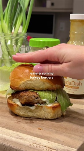 THE JUICEST TURKEY BURGERS EVAA 🍔 INGREDIENTS: - 1 pound of ground turkey - 1 tsp garlic powder - 1-2 tbsps ketchup - 2 tsps Dijon mustard - 1 tsp Worcestershire sauce - 1/2 cup gluten free panko - 1/2 tsp black pepper - 1 tsp sea salt - 1 egg - 1-2 large green onions - Buns of your choosing (you can do regular buns or lettuce wraps are so yummy too) - 2 tbsps mayo (im using @Primal Kitchen Foods) - Avocado Oil INSTRUCTIONS: * In a large bowl, add in your turkey, garlic powder, ketchup, Dijon m