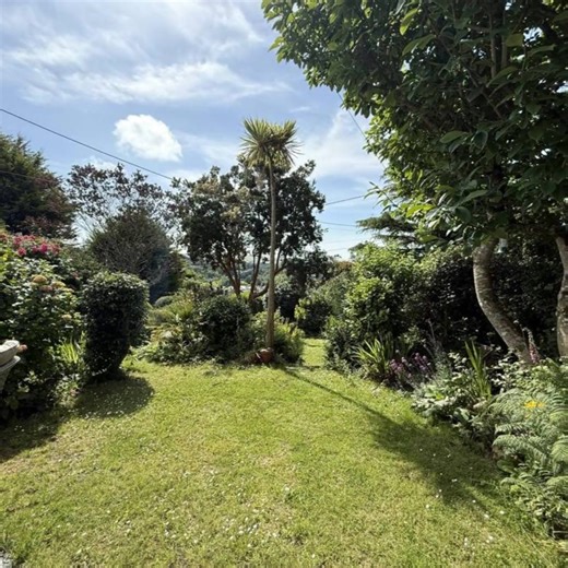 🏡 New Property For Sale Sea View Terrace, St Blazey For Sale 2 Bed House - Detached Guide Price £300,000 🏡 Detached character cottage with modern renovations 🍽️ Modern fitted kitchen with French doors 🔥 Sitting room features wood burner and beamed ceiling 🛏️ Two double bedrooms on the first floor 🚿 Shower room with countryside views 🌳 Beautifully stocked garden with flowerbeds and lawns 🚗 Includes parking and a garage 🪑 Timber shed for additional storage Full details here ➡️ https://psh