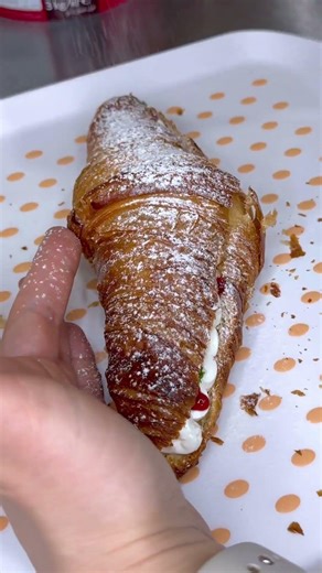 CroCro!😎✊ #food #yummy #foodblogger #yum #eat #cheb #snack #croissant #mascarpone #sweet #dessert