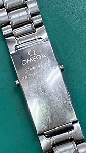 宮川時計店／京都市 on Instagram: "オメガのシーマスターのベルト修理 バックルのプッシュボタンがスカスカ手応え無し 分解したら案の定バネ折れてました 交換して動くか確認。うーん、いい感じ👍 キズだらけのバックルの磨きは お・ま・け #クラスプバネ交換 #オメガシーマスター #バックル修理 #時計修理技能士 #京都市南区時計店 #町の時計屋"