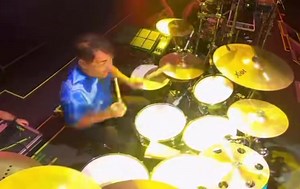 For Full 6:39 minute video go to: https://youtu.be/LxDXJXRopnU Drum Cam of Chicago Tour 2022 “Introduction” from CTA. Robert Lamm playing Keyboards and singing lead vocals. Drum Workshop Inc. (DW Drums) Remo Inc. Roland SABIAN Vic Firth Sticks Latin Percussion | Walfredo Reyes Jr.