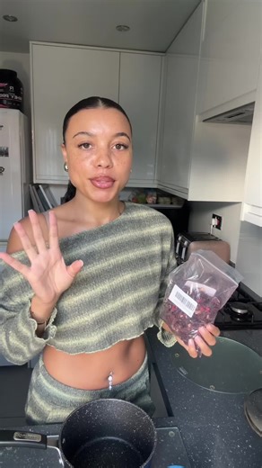 Hibiscus & Clove Tea🌺 Benefits: Help to reduce pelvic inflammation, swelling & cramping Hibiscus helps to support the liver whilst Cloves help balance blood sugar. Can reduce bloating   water retention Drink before your period to help with menstrual pains. I’d suggest only drinking around 3 cups a week. Steps: 1 handful of hibiscus leaves 10 cloves 1L Water Add to a pan Bring to a boil then simmer for minimum 10 mins Strain The drink Add honey for a sweeter taste Always do your own research 💋 