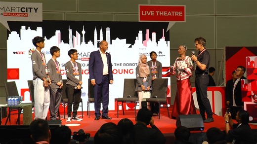 Digital Minister Gobind Singh Deo shared the stage with Sophia, the world's first AI humanoid robot, at Smart City Expo Kuala Lumpur 2025 (SCEKL) to welcome our future leaders. Children were inspired to dream without limits to imagine themselves as innovators and tech pioneers who will shape a brighter tomorrow. #SCEKL25 | Malaysiakini