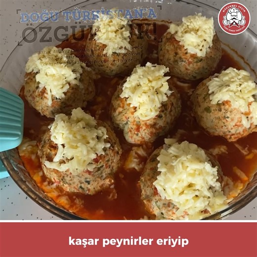 Herkese merhabalar mutfağımıza hoş geldiniz! Sizlere bugün şahane bir ana yemek tarifim var. İçi sebzeli tavuk kıyması, dışı kaşar peynirli patates püresiyle kaplı, fırında pişince lezzeti ikiye katlanan bu tarifi mutlaka denemelisiniz! Bu enfes tarifi kaçırmamak için videomu izledikten sonra beğen tuşuna basmayı ihmal etmeyin ve bizlere destek olmak adına kanalımıza ücretsiz olarak abone olmayı unutmayın. Abone olduktan sonra bildirim zilini açarsanız yeni tariflerden anında haberdar olmuş olur