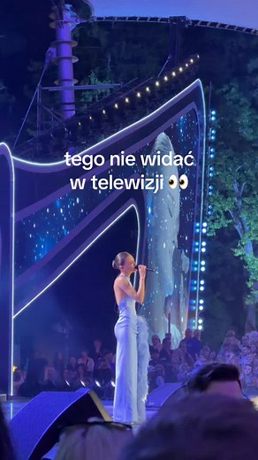 Czy występ na imprezie takiej, jak #PolsatHitFestiwal to takie karaoke, tylko w profesjonalnej wersji? No nie, bo artyści przygotowują się do niego tygodniami i uczą się tekstów nowych dla siebie piosenek. Ale czasem, dla ich komfortu, przygotowuje się prompter z tekstem, by mieli pewność, że słowa nie swoich piosenek zaśpiewają tak, jak życzyliby sobie ich autorzy czy oryginalni wykonawcy. Tego ekranu nie zobaczycie w telewizji! 👀 #polsat #phf #polskamuzyka #telewizja ' ' ' polska muzyka ; pol