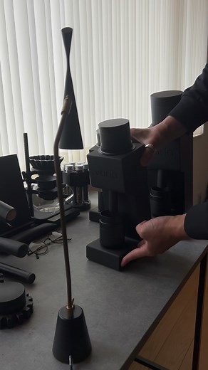 高津 晶史 on Instagram: "varia VS4 grinder @variabrewing The 53mm Supernova conical blade is standard, supporting a wide range of coffee styles, from espresso to filter. The stepless adjustment function in 10-micron increments allows for precise adjustment. An active ionizer is installed inside the chute to reduce static electricity. Varia testing has shown that residual powder after RDT is reduced to less than 0.1g. The patented quick-connect bayonet system allows the hopper and chamber to be remov