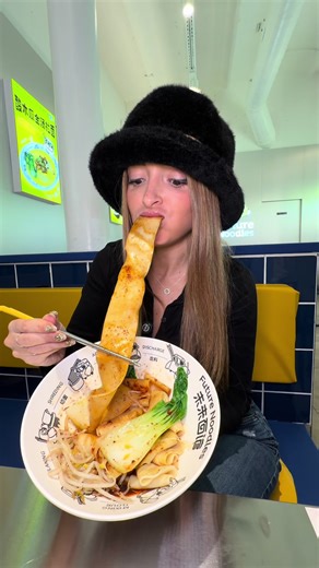 Así es un restaurante de robots en Barcelona 😱 📍 Future Noodles (Carrer de Provença, 209, Eixample, 08008 Barcelona) ##parati##fyp##viral##fypシ##comida