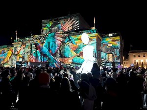 ✨ Am Bebelplatz wird Geschichte spürbar. Ein Ort mit Vergangenheit, der heute im besten Licht erstrahlt. Wir freuen uns, auch in diesem Jahr wieder Geschichte zum Leuchten zu bringen und diesen besonderen Platz in das Rampenlicht zu stellen, das er verdient. ✨ #FestivalOfLights #Bebelplatz #LetsShineTogether ✨ History comes alive at Bebelplatz. A place steeped in history, shining brightly today. We are delighted to bring history to life once again this year and put this special place in the spot