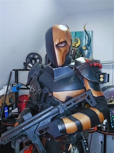 Slade Wilson Deathstroke tell Deadpool I'm looking for him! prop gun #sladewilson #teentitans #dc #deathstroke #cosplay