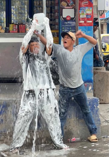 Bañarse por calor en EEUU: Agarra mi agua!