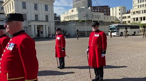 We're back! Getting in some practice at Wellington Barracks ahead of the @RMASandhurst pace sticking competition in June. #ChelseaPensioners #BritishArmy | The Chelsea Pensioners