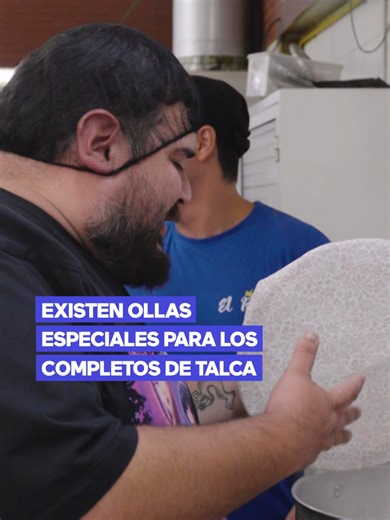 ¿Sabías que así eran las ollas de completos en Talca? 🤔 Otakin (@otakin_antiinfluencer) durante el reciente capítulo de #DePaseo fue a probar los famosos completos mojados🌭 #OtakinEnPicada