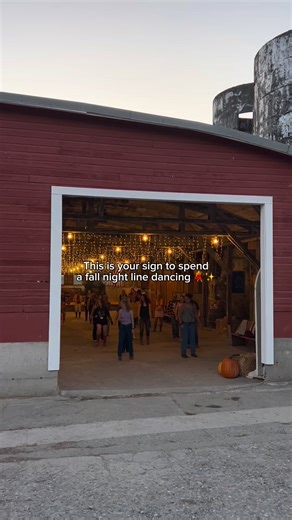 We’re still dancin’ the night away in the dairy barn and you’re invited! 💃✨ Join us for some good old fashion line dancing right here on the farm with instructors guiding you every step of the way! We have three more dates lined up, with the next being this Friday! 🫶🏻 Friday, October 3 | 7PM-9PM 🧡 Friday, October 17 | 7PM-9PM 🪩 Sunday, October 26 | 7PM-9PM 🔗 Click the link on our bio to buy tickets now! #linedancing #fallactivities #weekendactivities #snohomish #countryliving #country #dan