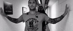 Adam Levine, chanteur des « Maroon 5 », se met nu dans le dernier clip du groupe ! - Regardez