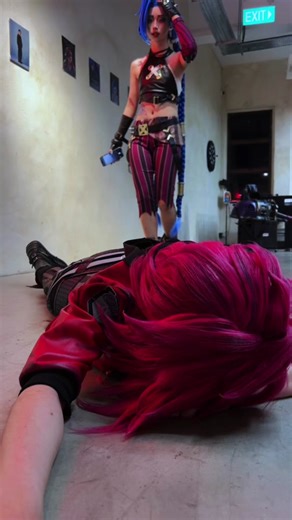 Arcane League of Legends Cosplay: Jinx Transformation