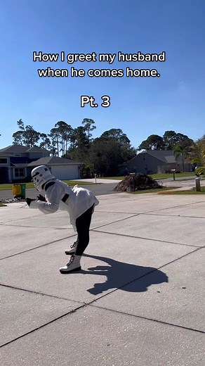 Romantic Ways to Greet Your Husband When He Comes Home