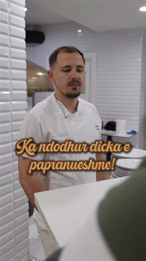L’Antica Pizzeria Da Michele Tirana on Instagram: "Kur klienti eshte shume i nxituar dhe i ben ankesat pa verifikuar porosine😂 Ndonjehere mjafton vetem ta hapesh kartonin e pices nga ana e kundert dhe ndryshon porosia si me magji🤣🍕 Beni tag nje shok qe do e bente kete reagim 😏 #humor #damichele #pizza"
