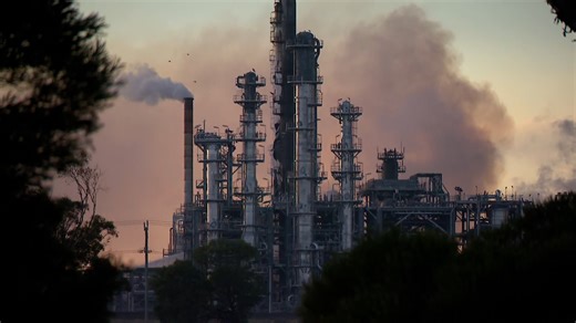 Today's News Headlines: Major fire breaks out at a Geelong oil refinery