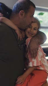 ”Maya är jättestark och hon vill leva, hon brukar säga jag vill inte dö. Hon kämpar. Jättehårt.” Maya, 6 år, har en av huvudrollerna i vår nya kampanjfilm. Hon går just nu igenom en tuff behandling för rhabdomyosarkom, en cancerform som sätter sig i kroppens mjukdelar: muskler, senor och bindväv. 💙 Stöd Maya och andra barn som drabbats av cancer. Bli Barnsupporter och ge en gåva varje månad. https://www.barncancerfonden.se/barnsupporter | Barncancerfonden