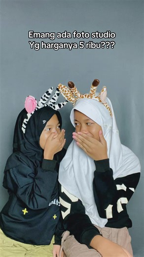Ajak bestie mu buat Self Foto studio disini‼️ ✅3 rb/orang ( hanya foto 5 menit) ✅5 rb/orang (foto 1 video tiktok 10 menit) ✨Background Abu,coklat,SOFA BIRU 🛋️🩵 ✨bisa mirror selfie pake Iphone ✨semua File dikirim lewat WA (tidak di cetak) ✨kamera iphone jernih ✨10x kedatangan GRATIS foto studio ✨free aksesories buat gaya foto (ukulele,topi rimba,earphone,Kata” photobooth,topi & kacamata bajak laut ,jepit lucu,buket uang,bunga,uang mainan,topi koboy,Slayer,headphone,bando lucu,kacamata,selempang