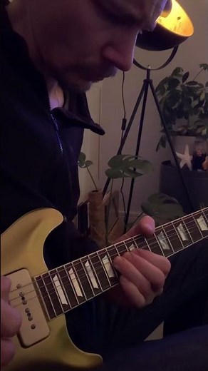 The Darkness Living each day blind solo, USA Hamer studio custom gold top P90, Yamaha THR 10X,