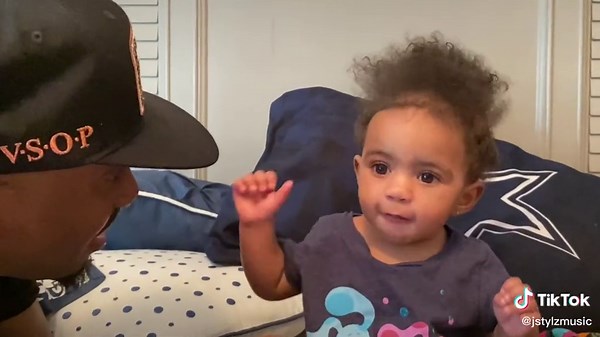 Baby Londyn learns how to beatbox #beatbox #dougiefreshdj #daddysgirl #daughter #baby #music