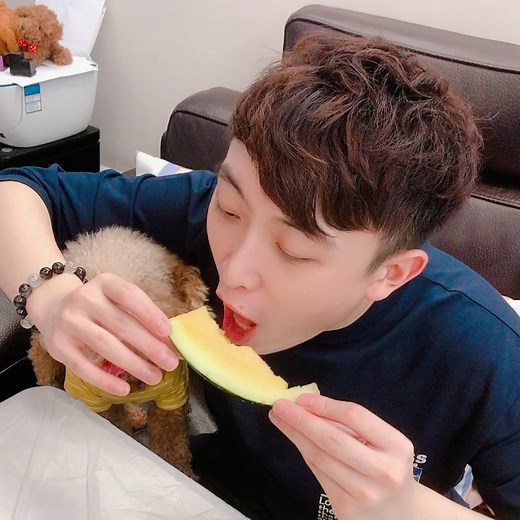 笑波子 on Instagram: "🤤很想吃蜜瓜～ ...但不想聞哥哥的口氣🤭 🌝🌝🌝 Muffin...你看我在吃你的同類「麥」瓜🍈 #當造 #水果 #日本蜜瓜 一次過吃$250-$128～ 你估邊個最好食？ 答案在新影片😋 邊剪片邊流口水滴滴 #另外mario也出了"