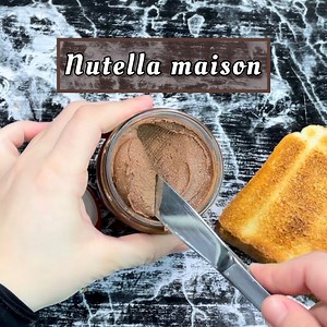 303K views · 3.1K reactions | Recette du Nutella maison expliquée étape par étape. Une bonne tartine chocolat noisettes pour vous régaler en famille Ingrédients : 350g de noisettes 130g de sucre 100g de sucre glace 15g de cacao non sucrée 175g de chocolat au lait 15g d’huile végétale 30g de lait en poudre Une pincée de sel | Deli Cuisine | Facebook