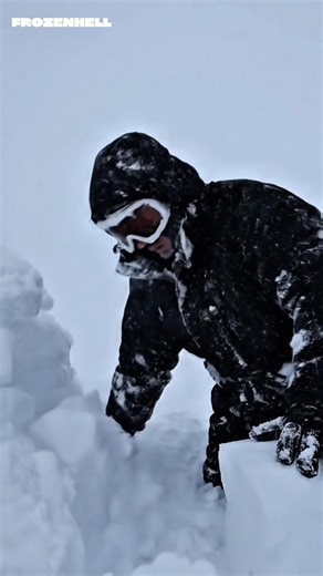 Surviving -70°C in a Small Snow Shelter 🥶 Frozen World