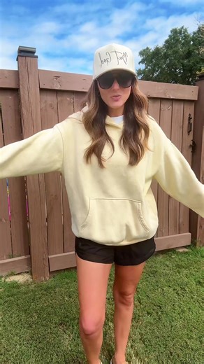 This hoodie is the best basic oversized hoodie! #hoodie #fallfashion #cuteoutfits #comfyclothes