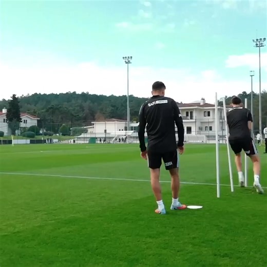 8.8K views · 70 reactions | ⚫⚪ Beşiktaş use an interesting approach to maximal intensity runs ⚽ The ball is included to create realistic movement 易 Players must react, not just run in straight lines ⚡ Movements are explosive  The ball gives players a clear focus for each run  Coaches who want to download Full Training Session Plans can get them on this link ⏩ https://keepitonthedeck.com/downloads | Football Training Drills/Session Plans | Facebook