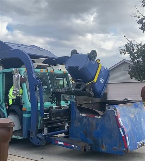 Automated Yardwaste Truck #garbagetruck