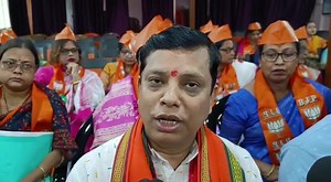 BJP leaders attended PM Modi's Man-ki-baat program. প্রধানমন্ত্রী নরেন্দ্র মোদীর 101 তম মন কি বাত অনুষ্ঠান অনুষ্ঠিত হলো বিজেপি প্রধান কার্যালয় এদিন বিজিবি রাজ্য সভাপতি রাজীব ভট্টাচার্য মন্ত্রীর টিংকু রায় সহ অন্যান্য বিজেপি নেতৃত্বরা মন কি বাত অনুষ্ঠান অংশগ্রহণ করে l | Tripurainfoway