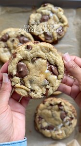 S’mores Cookies 🍪 Yield: 9-10 cookies Ingredients: For the Cookies: - 1/2 cup (115g) unsalted butter, melted and cooled - 1/2 cup (100g) light brown sugar - 1/3 cup (67g) granulated sugar - 1 large egg, room temperature - 1 tablespoon (15g) vanilla extract - 1 1/4 cups (185g) all-purpose flour, spooned and leveled - 1/2 teaspoon baking soda - pinch of flaky sea salt - 1 cup (120g) semi-sweet chocolate chips For the S’mores Topping: - 1/2 cup (60g) milk chocolate wafers - 1/2 cup (30g) mini mars