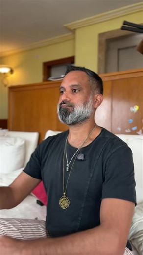 Your nostrils are manual switches for your nervous system. Left nostril breathing downshifts you into calm. Right nostril breathing sharpens alertness—no caffeine needed. Even nasal dominance can change physical symptoms. Which one are you trying first 🫁