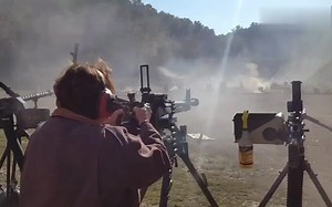 实拍苏联DShK重机枪开火，操作者的手都发麻！