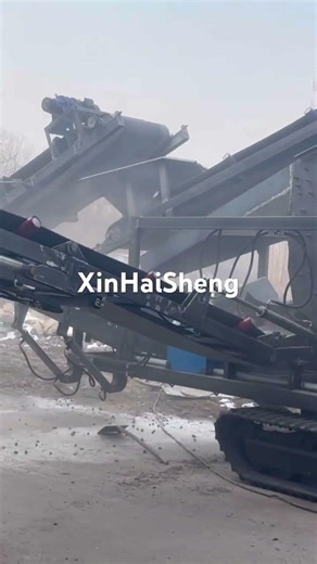 Tracked screening machine