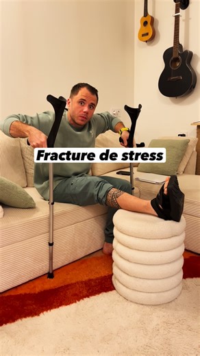Alexis Touchard | Ostéo Cuges Les Pins | Trail runner on Instagram: "Fracture de stress en course à pied 🦴 Ce n’est pas une blessure d’un coup C’est une accumulation de contraintes que l’os n’arrive plus à encaisser 📈 Trop de volume trop vite 🔥 Trop d’intensité trop tôt ⛰️ Trop de kilomètres et de dénivelé sans préparation 😴 Ajoute à ça une récupération insuffisante 🍽️ Ou une alimentation pas adaptée à la charge Pris séparément ça passe parfois Mis ensemble le risque de fracture de stress a