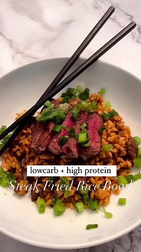 Lowcarb steak fried rice?? Yes please!! . Our Kaizen rice is just 6 net carbs, packs 20 grams of protein, and perfect to make any of your favorite dishes lowcarb, keto, or high protein! . This is the recipe from Karen from Sushi N Squats. Heres how to make it: . Ingredients * 1/2 lbs sirloin steak * 6 tbsp tamari sauce * 2 tsp sesame oil * 1 tbsp garlic minced * 3 tbsp onions diced * 1/2 tsp black pepper * 1 bag Kaizen lowcarb rice * 2 eggs * Tbsp olive oil * scallions sliced Instructions * Prep
