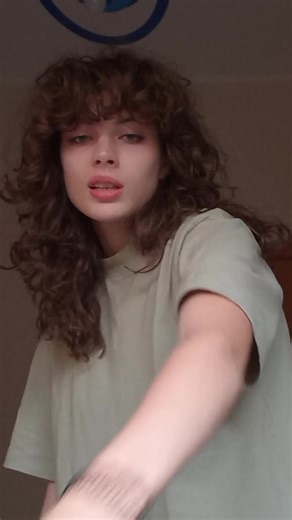 Curly Hair Styling Tips for Short-Sleeved Outfits