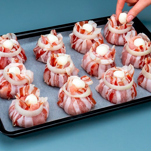 62K views · 506 reactions | Un mic secret si carnea se transforma intr-o capodopera! Ingrediente: bacon: 200 g cotlet de porc: 1 kg ceapă: 1 buc ardei iute: 1 buc ciuperci: 300 g suc de lămâie: 30 ml lămâie: 0.5 buc sare: 5 g piper negru: 3 g cașcaval: 100 g ceapă: 2 buc mozzarella: 100 g maioneză: 50 g | Cookrate - Romania | Facebook