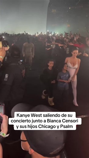 Kanye West saliendo del escenario después de su show acompañado de Bianca Censori y sus hijos Chicago y Psalm en Los Ángeles. CC: @rap #kanyewest #ye #kimkardashian #kanye #biancacensori