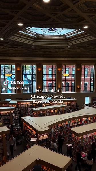 Explore Chicago's Newest Barnes & Noble Bookstore