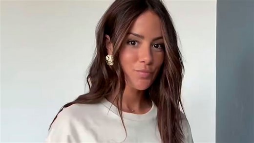 Melyssa Pinto enseña uno de los baños de su nueva casa: con las paredes verdes y un mueble de 875€