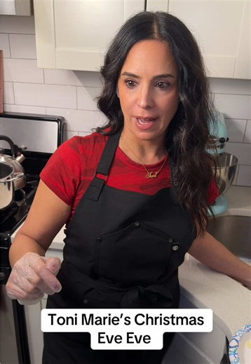 ‘Twas the night before Christmas Eve and not a creature was stirring not even a (clear-headed) spouse 🦀🎄🇮🇹 #daughterinlaw #motherinlaw #italianfamily #italianchristmas #satire @Thathairdressakristin